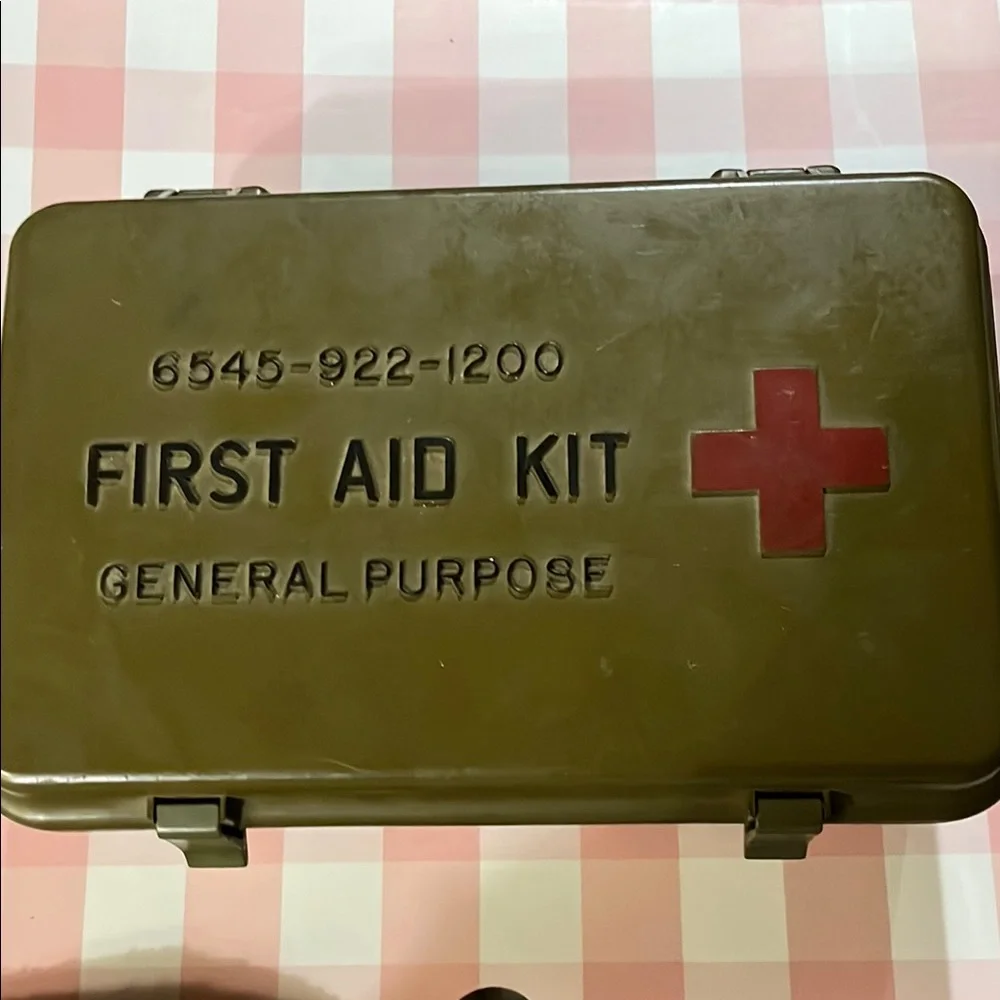 FLASH SALE! Vintage U.S. military general purpose first aid kit box - Picture 1 of 3